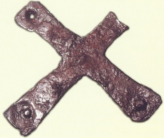 Pocínovaný železný krížik nájdený v kresťanskej stavbe (objekt III), Bratislava-Devín